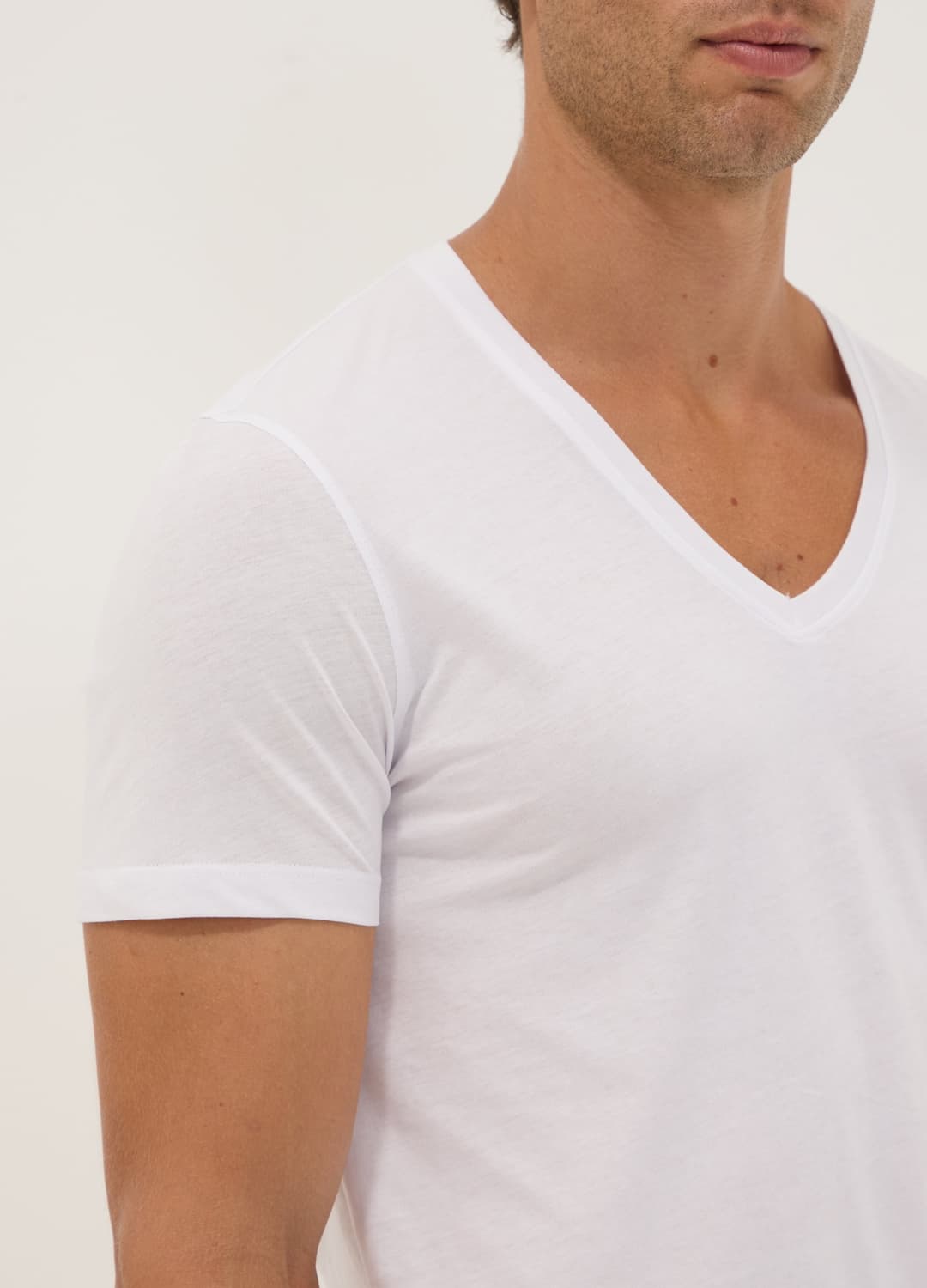 2er-pack Weiße T-shirts Aus Reiner Extrafeiner Baumwolle Mit Tiefem V-ausschnitt | OVS 2er-pack Weiße T-shirts Aus Reiner Extrafeiner Baumwolle Mit Tiefem V-ausschnitt - 2 | OVS