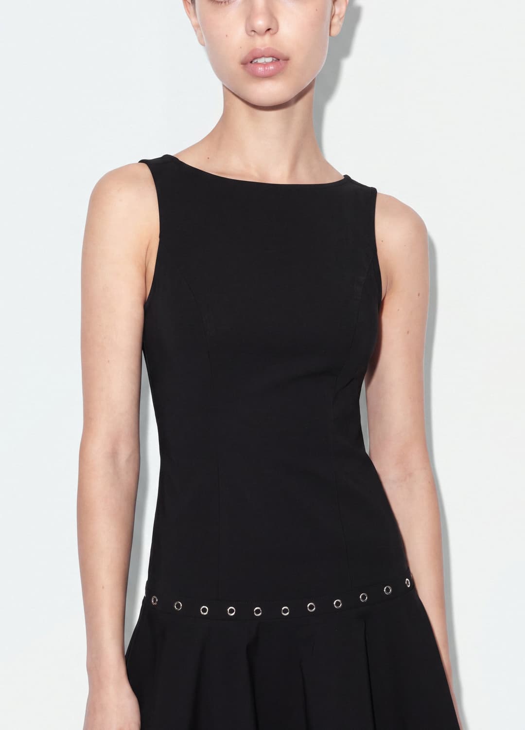 Schwarzes Ärmelloses Kleid Aus Elastischer Viskose Mit Ösen | OVS Schwarzes Ärmelloses Kleid Aus Elastischer Viskose Mit Ösen - 3 | OVS
