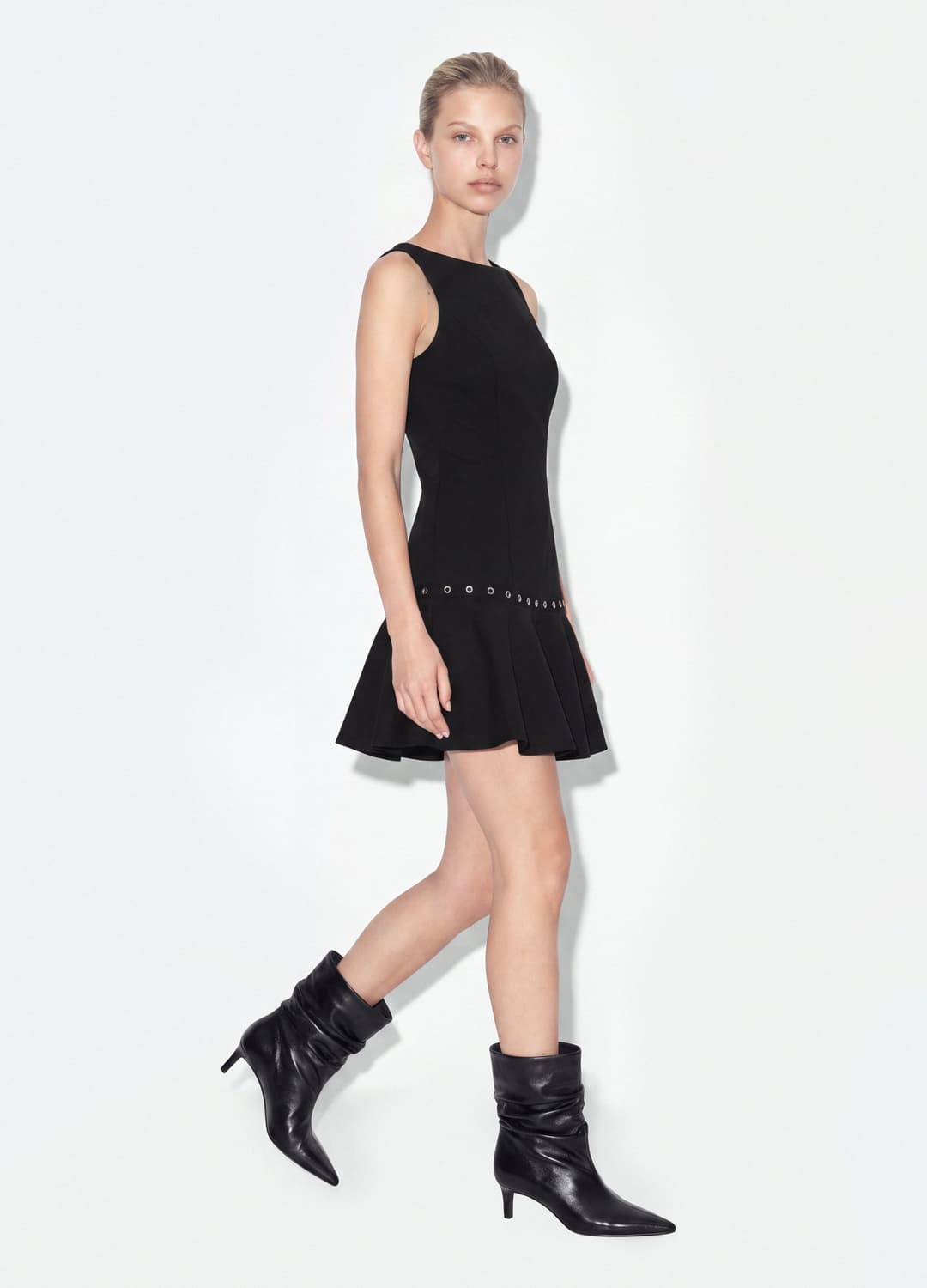 Schwarzes Ärmelloses Kleid Aus Elastischer Viskose Mit Ösen | OVS Schwarzes Ärmelloses Kleid Aus Elastischer Viskose Mit Ösen - 1 | OVS