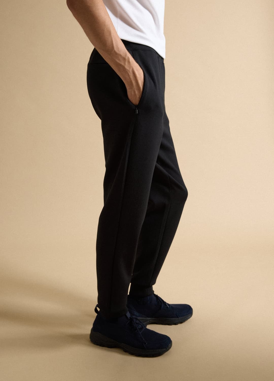 Schwarze Jogger In Regular Fit Aus Elastischem Easy-dry-gewebe | OVS Schwarze Jogger In Regular Fit Aus Elastischem Easy-dry-gewebe - 2 | OVS