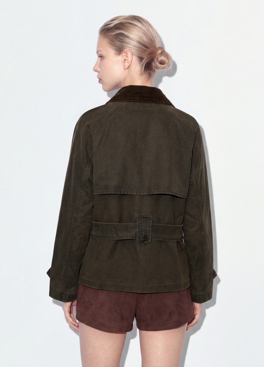 Grüner Trenchcoat Aus Baumwollmischung Mit Kontrastkragen | OVS Grüner Trenchcoat Aus Baumwollmischung Mit Kontrastkragen - 2 | OVS