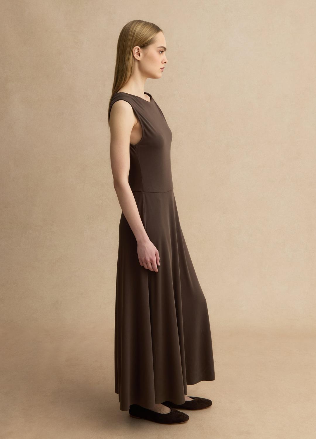 Pretty Lavish - Vestito lungo in maglia soffice marrone con maniche corte e collo alto Pretty Lavish - Vestito lungo in maglia soffice marrone con maniche corte e collo alto