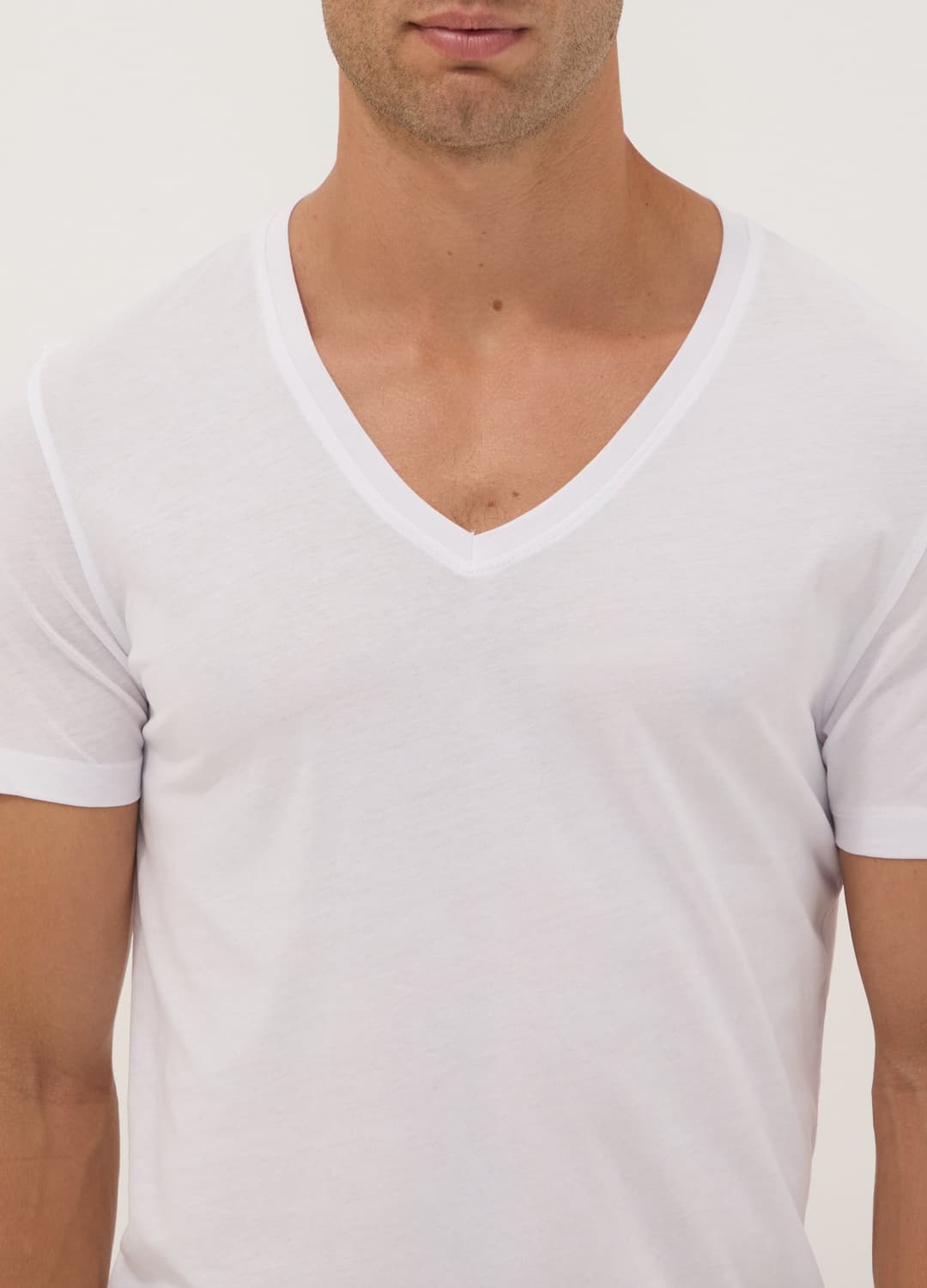 2er-pack Weiße T-shirts Aus Reiner Extrafeiner Baumwolle Mit Tiefem V-ausschnitt | OVS 2er-pack Weiße T-shirts Aus Reiner Extrafeiner Baumwolle Mit Tiefem V-ausschnitt - 1 | OVS