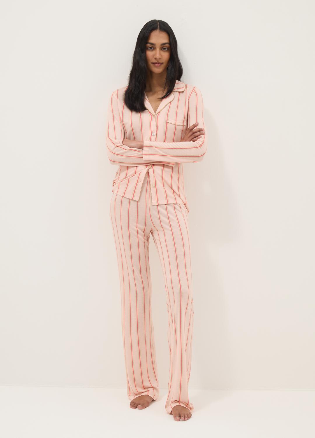 Set di pigiami in satin a maniche lunghe per donna, pantaloni corti, abbigliamento da casa, due pezzi, pigiama in seta - Cina Sleepwear e LOUNGEWEAR prezzo Set di pigiami in satin a maniche lunghe per donna, pantaloni corti, abbigliamento da casa, due pezzi, pigiama in seta - Cina Sleepwear e LOUNGEWEAR prezzo