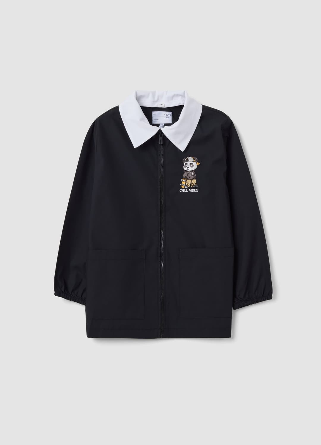 Personalisierbarer Kurzer Schwarzer Schul-kittel Für Jungen Mit Panda-stickerei | OVS Personalisierbarer Kurzer Schwarzer Schul-kittel Für Jungen Mit Panda-stickerei - 0 | OVS