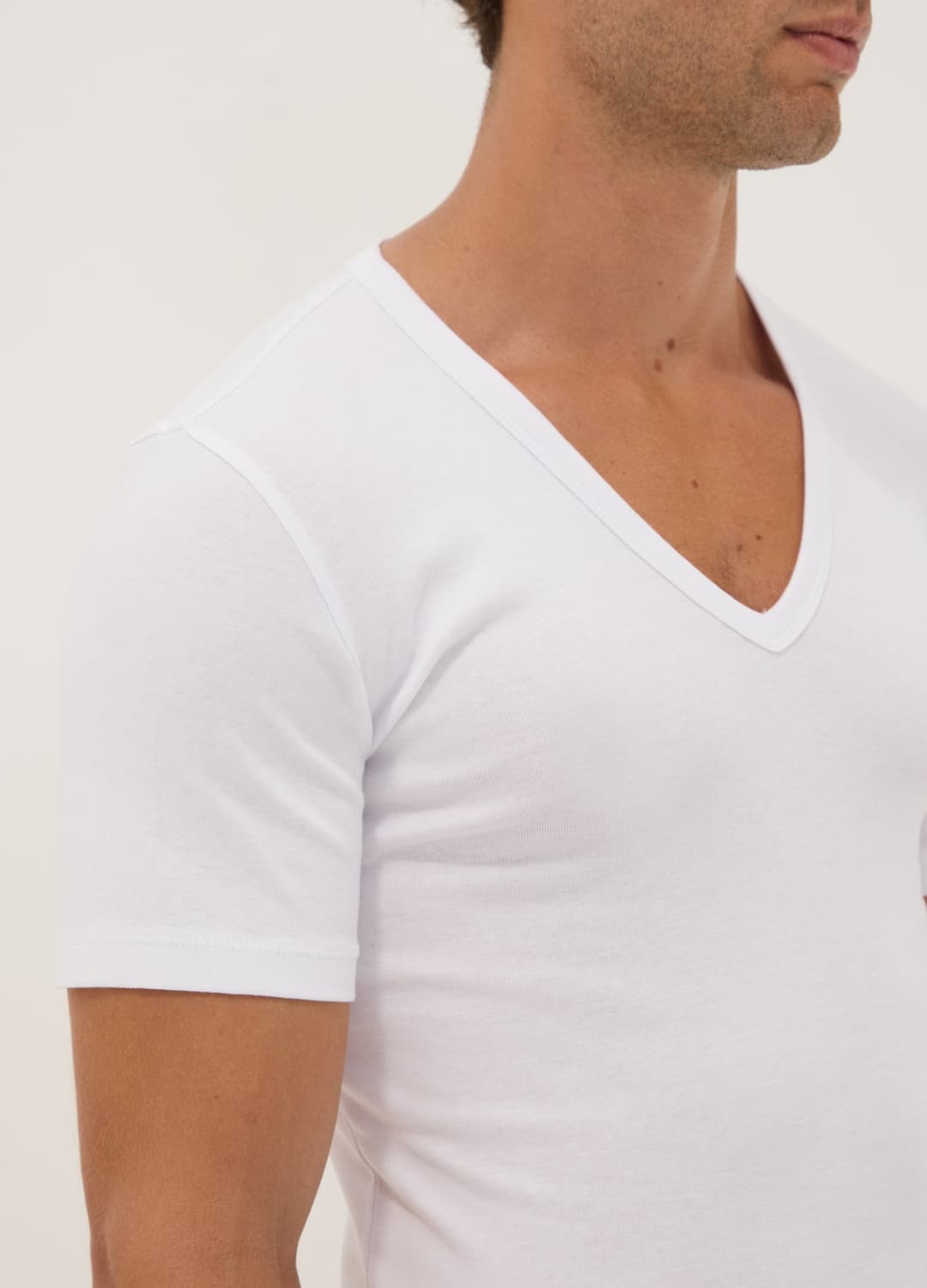 2er-pack Weiße T-shirts Aus Bio-baumwolle Mit Tiefem V-ausschnitt | OVS 2er-pack Weiße T-shirts Aus Bio-baumwolle Mit Tiefem V-ausschnitt - 2 | OVS