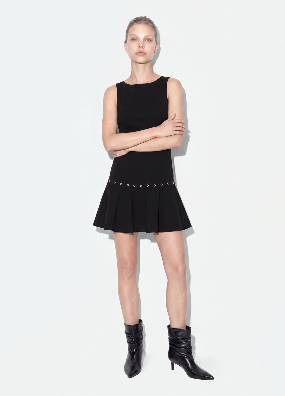 Schwarzes Ärmelloses Kleid Aus Elastischer Viskose Mit Ösen | OVS Schwarzes Ärmelloses Kleid Aus Elastischer Viskose Mit Ösen - 0 | OVS
