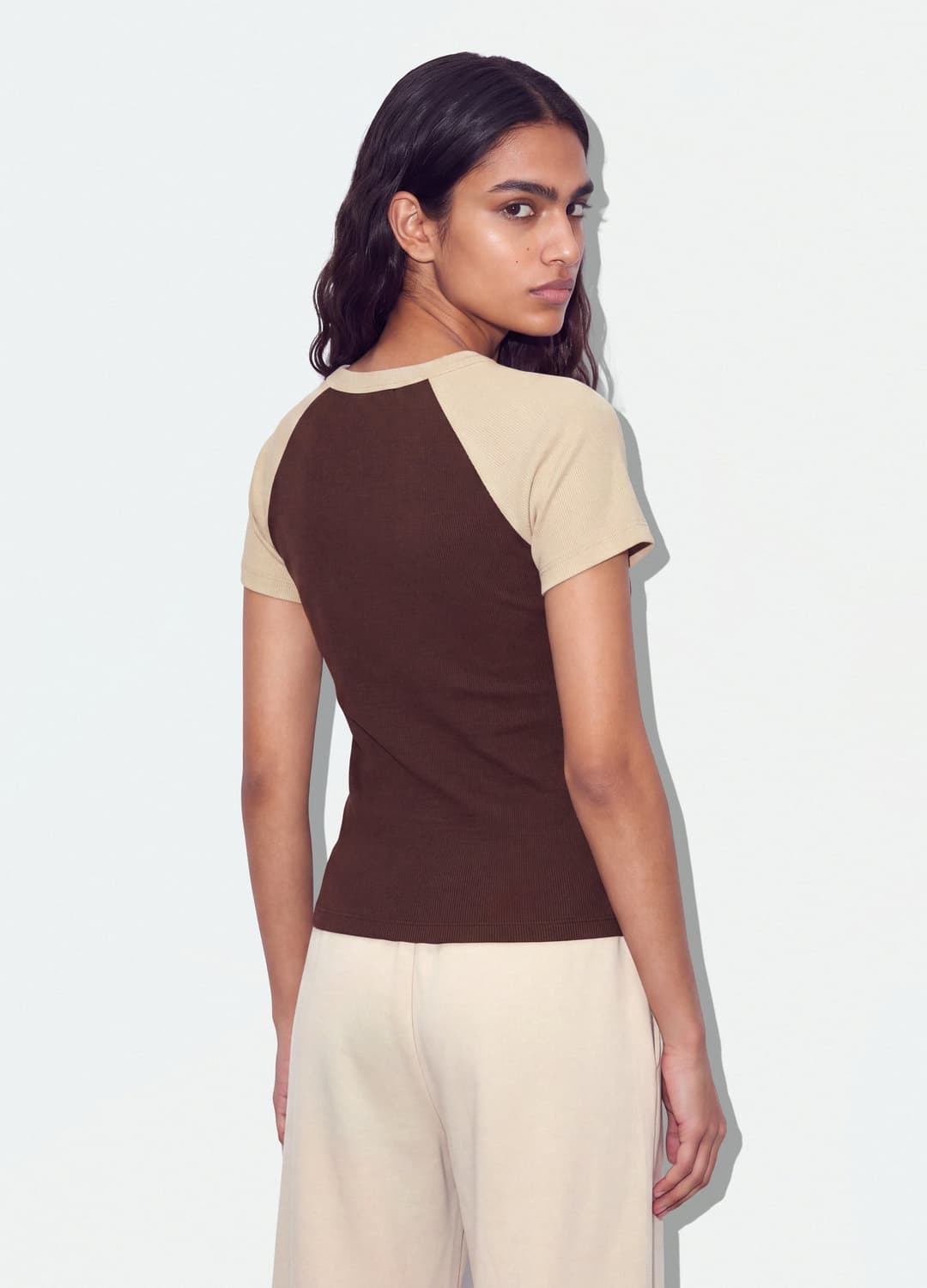 Braunes T-shirt Aus Stretch-baumwolle Mit Rundhalsausschnitt Und Kontrastärmeln | OVS Braunes T-shirt Aus Stretch-baumwolle Mit Rundhalsausschnitt Und Kontrastärmeln - 2 | OVS