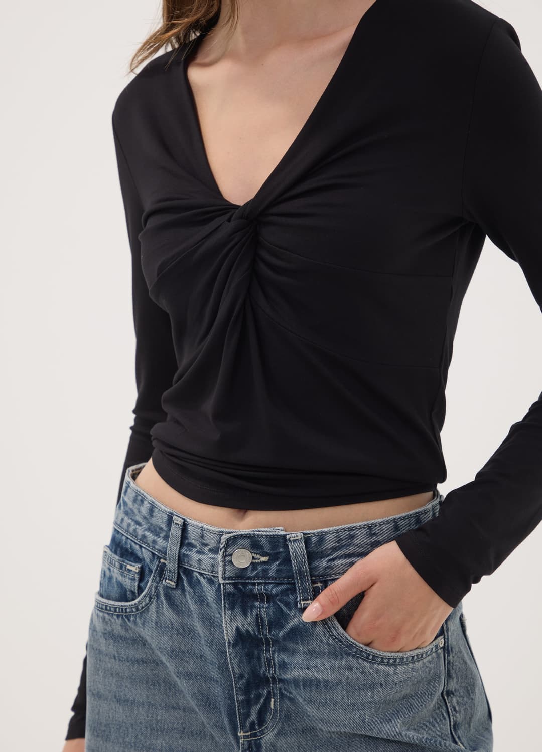 Schwarzes Slim-fit-t-shirt Aus Elastischer Viskose Mit Raffdetail Vorn | OVS Schwarzes Slim-fit-t-shirt Aus Elastischer Viskose Mit Raffdetail Vorn - 2 | OVS