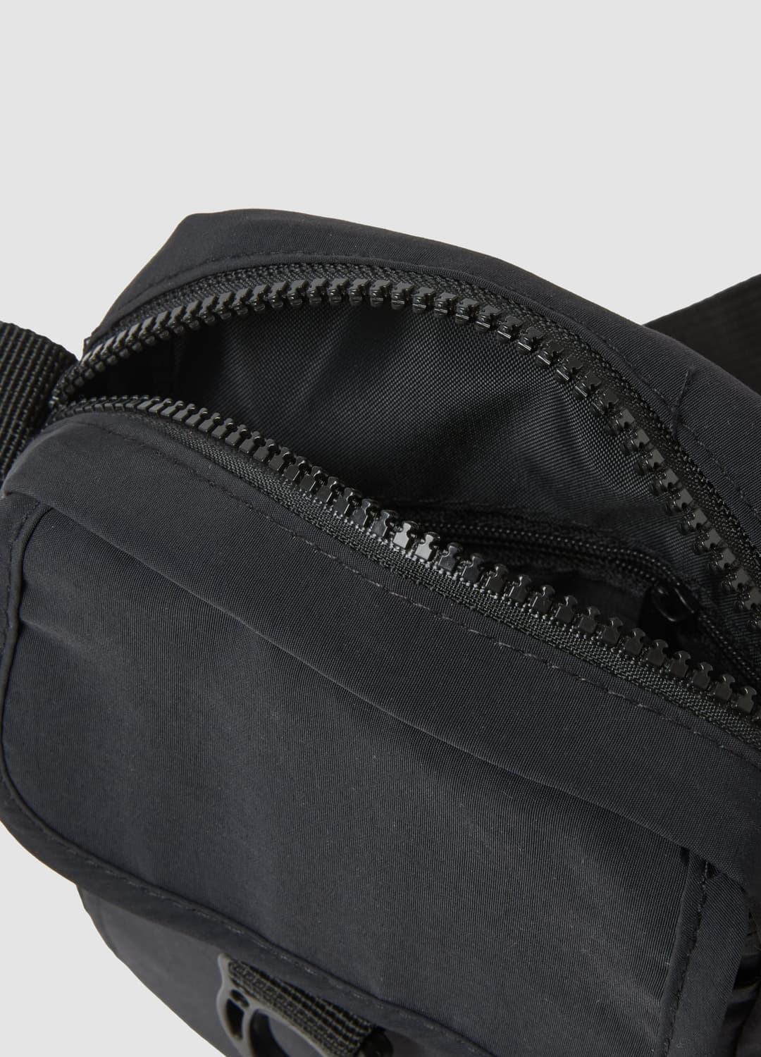 Schwarze Crossbody-tasche Mit Reißverschluss Und Verstellbarem Schulterriemen | OVS Schwarze Crossbody-tasche Mit Reißverschluss Und Verstellbarem Schulterriemen - 2 | OVS