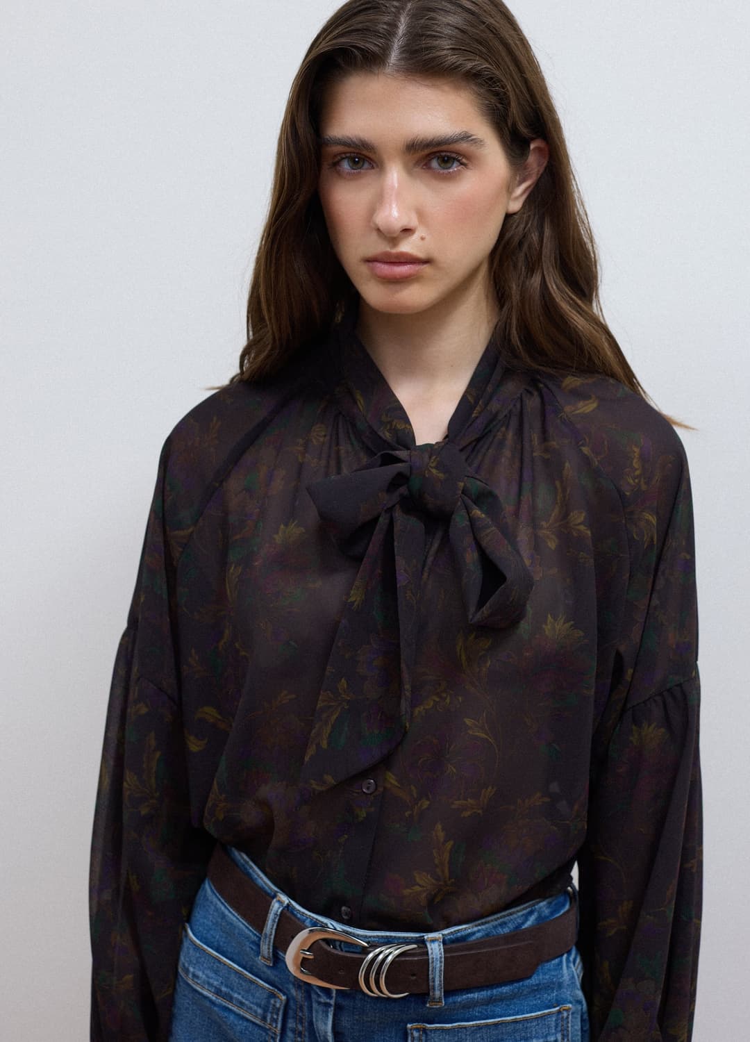 Schwarze Bluse Mit Blumenprint Und Schluppe Am Kragen | OVS Schwarze Bluse Mit Blumenprint Und Schluppe Am Kragen - 2 | OVS