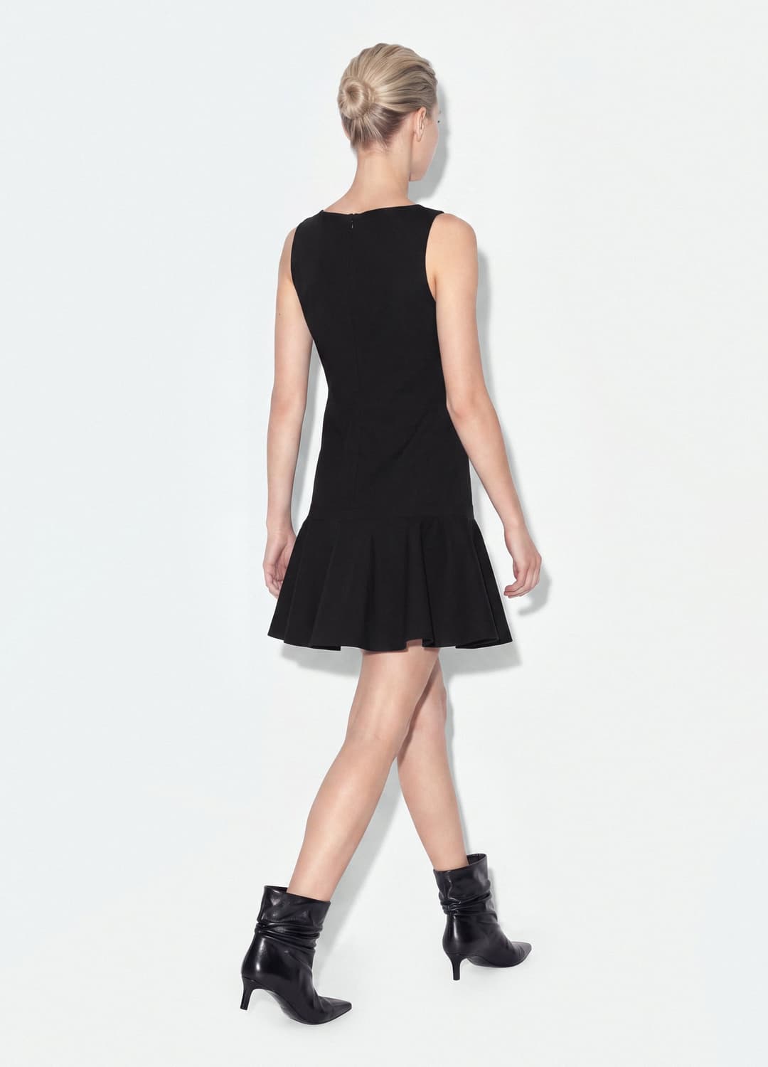 Schwarzes Ärmelloses Kleid Aus Elastischer Viskose Mit Ösen | OVS Schwarzes Ärmelloses Kleid Aus Elastischer Viskose Mit Ösen - 2 | OVS