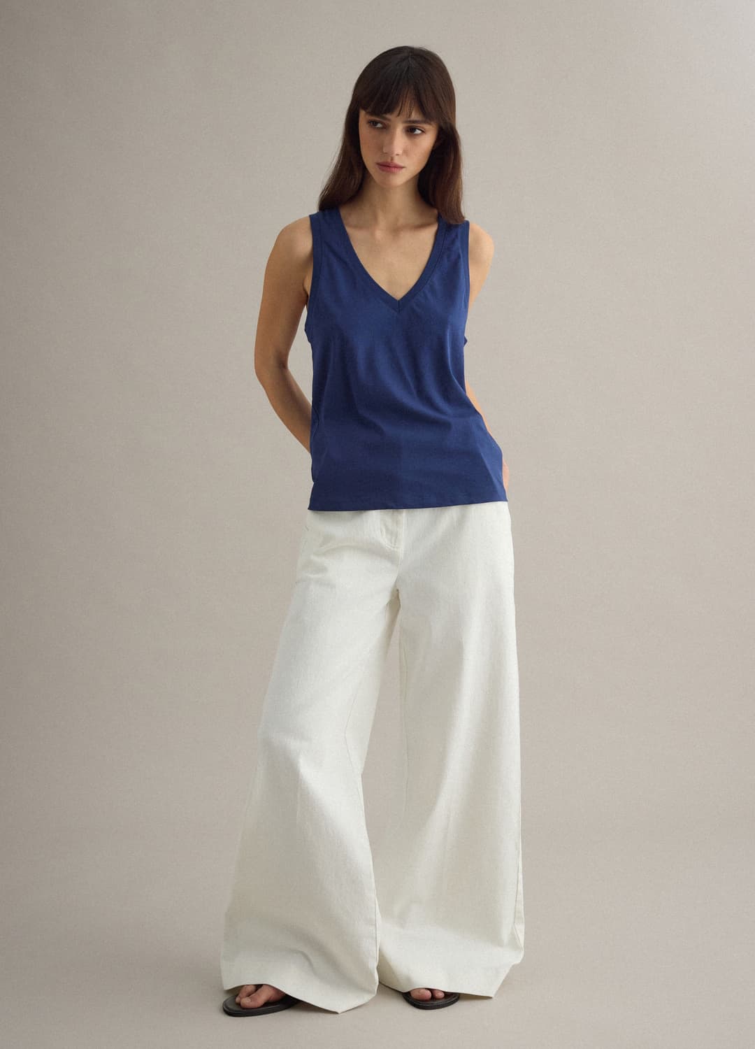 Blaues Tanktop Aus Baumwollmischung Mit V-ausschnitt In Regulärer Passform | OVS Blaues Tanktop Aus Baumwollmischung Mit V-ausschnitt In Regulärer Passform - 1 | OVS