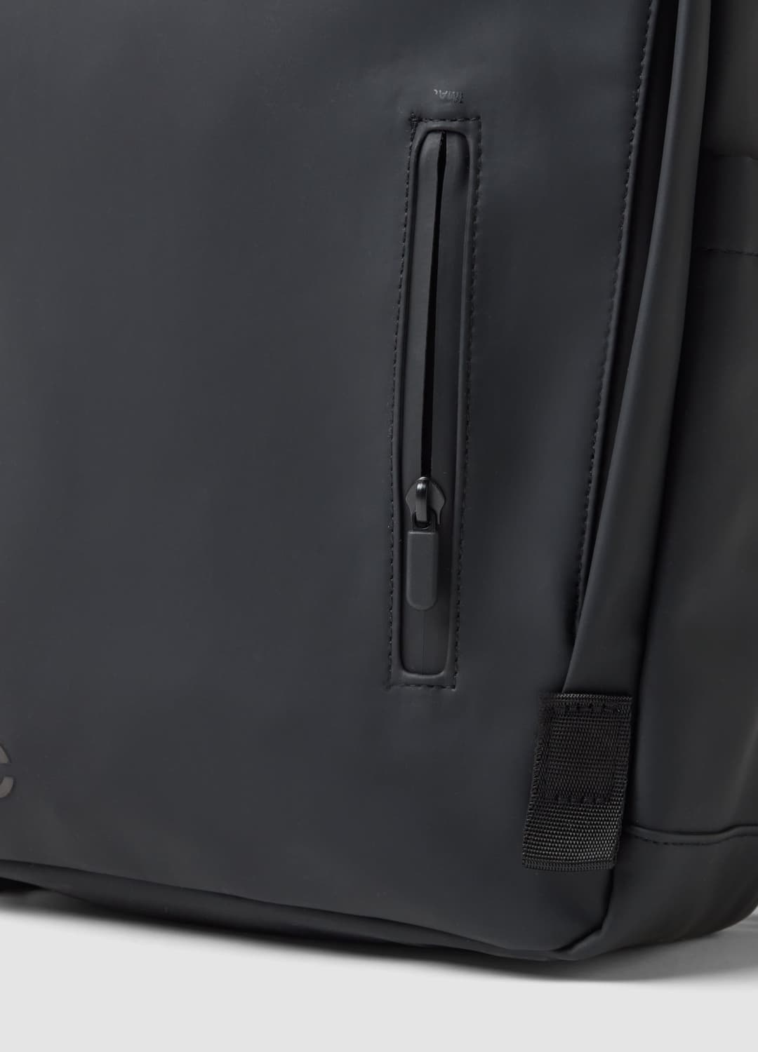 Schwarzer Rucksack Mit Fronttasche Mit Reissverschluss | OVS Schwarzer Rucksack Mit Fronttasche Mit Reissverschluss - 1 | OVS