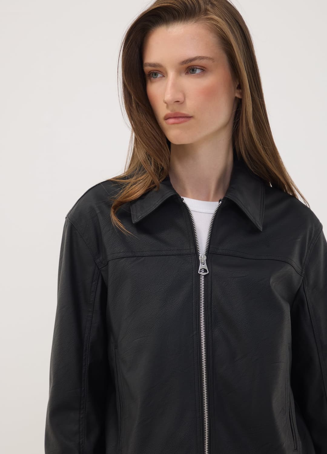 Schwarze Jacke Mit Reißverschluss Und Slim-fit-kragen | OVS Schwarze Jacke Mit Reißverschluss Und Slim-fit-kragen - 0 | OVS