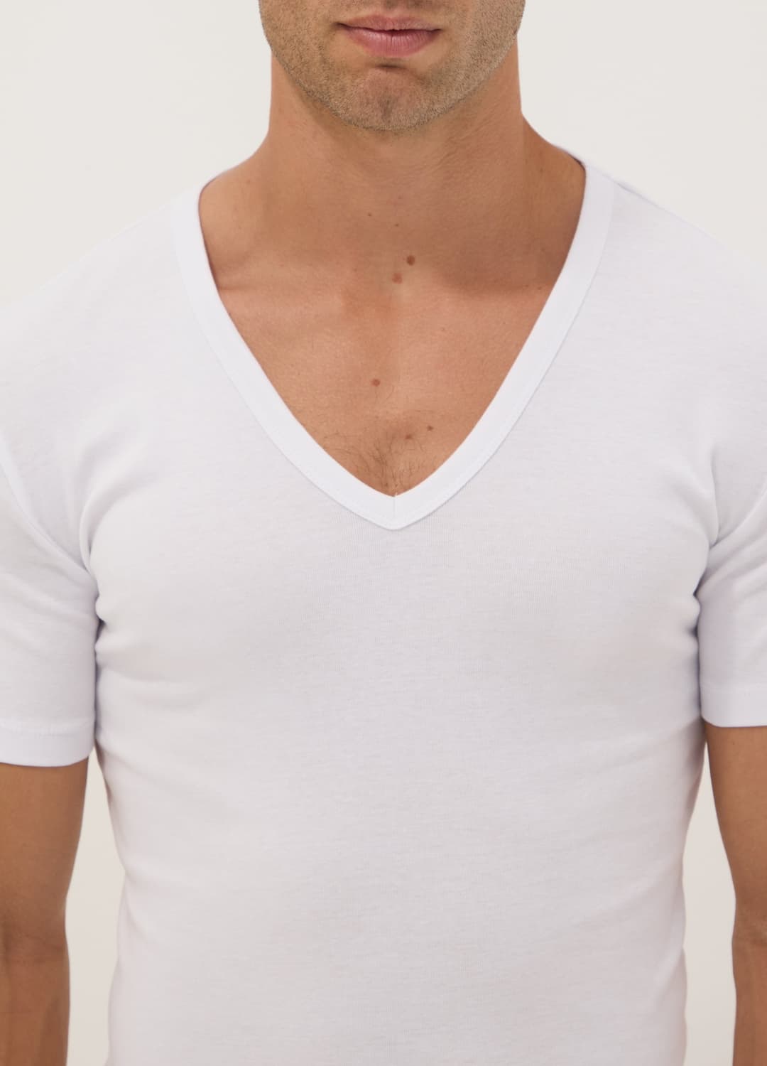 2er-pack Weiße T-shirts Aus Bio-baumwolle Mit Tiefem V-ausschnitt | OVS 2er-pack Weiße T-shirts Aus Bio-baumwolle Mit Tiefem V-ausschnitt - 1 | OVS