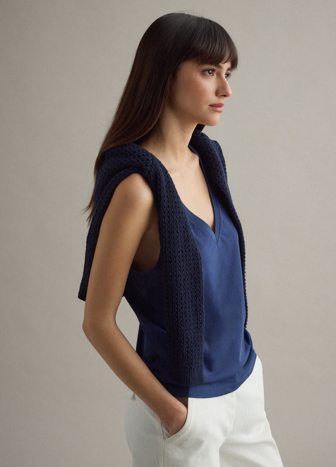 Blaues Tanktop Aus Baumwollmischung Mit V-ausschnitt In Regulärer Passform | OVS Blaues Tanktop Aus Baumwollmischung Mit V-ausschnitt In Regulärer Passform - 0 | OVS