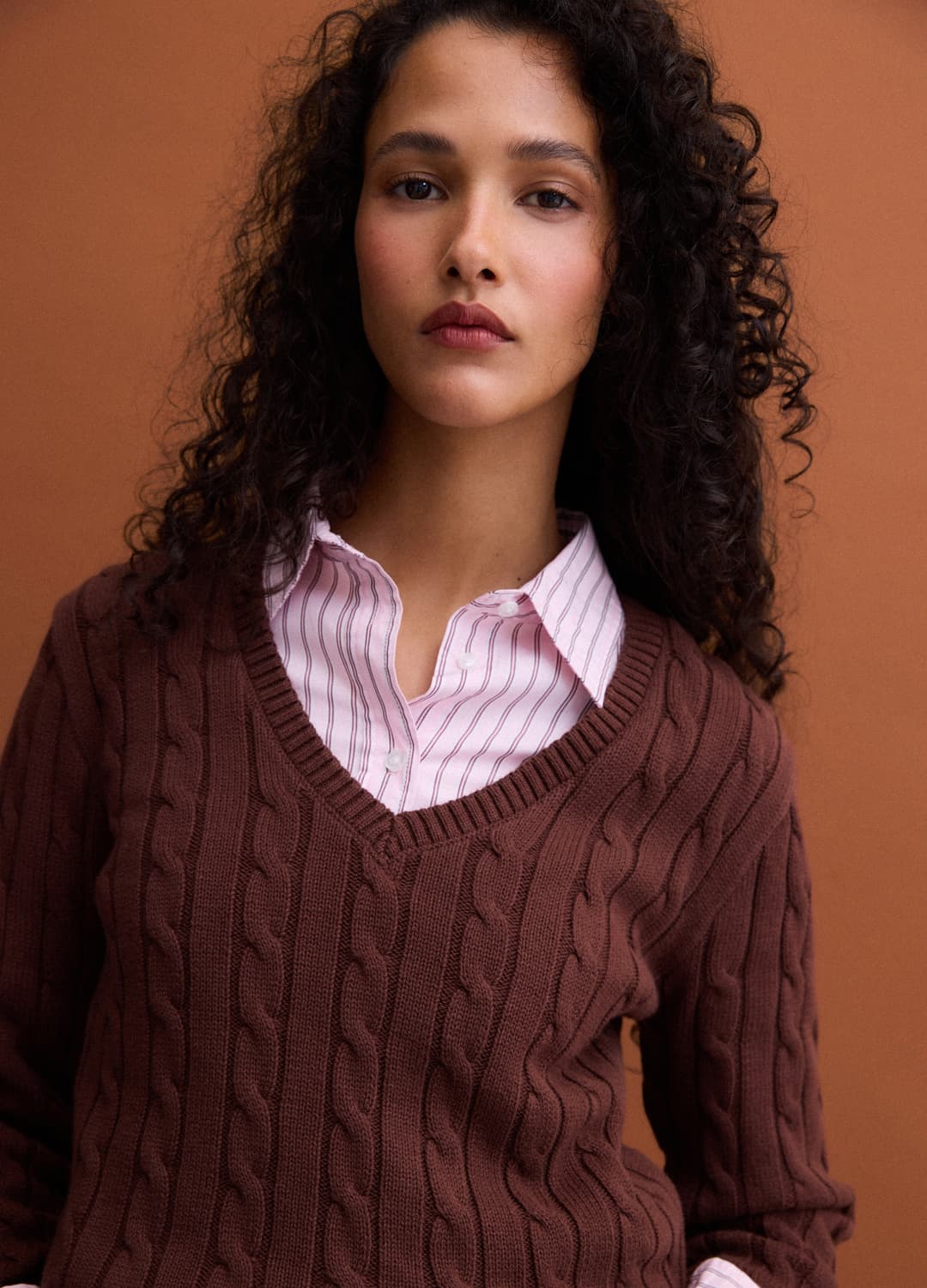 Blauer Zopfmuster-pullover Aus Reiner Baumwolle Mit Tiefem V-ausschnitt | OVS Blauer Zopfmuster-pullover Aus Reiner Baumwolle Mit Tiefem V-ausschnitt - 2 | OVS
