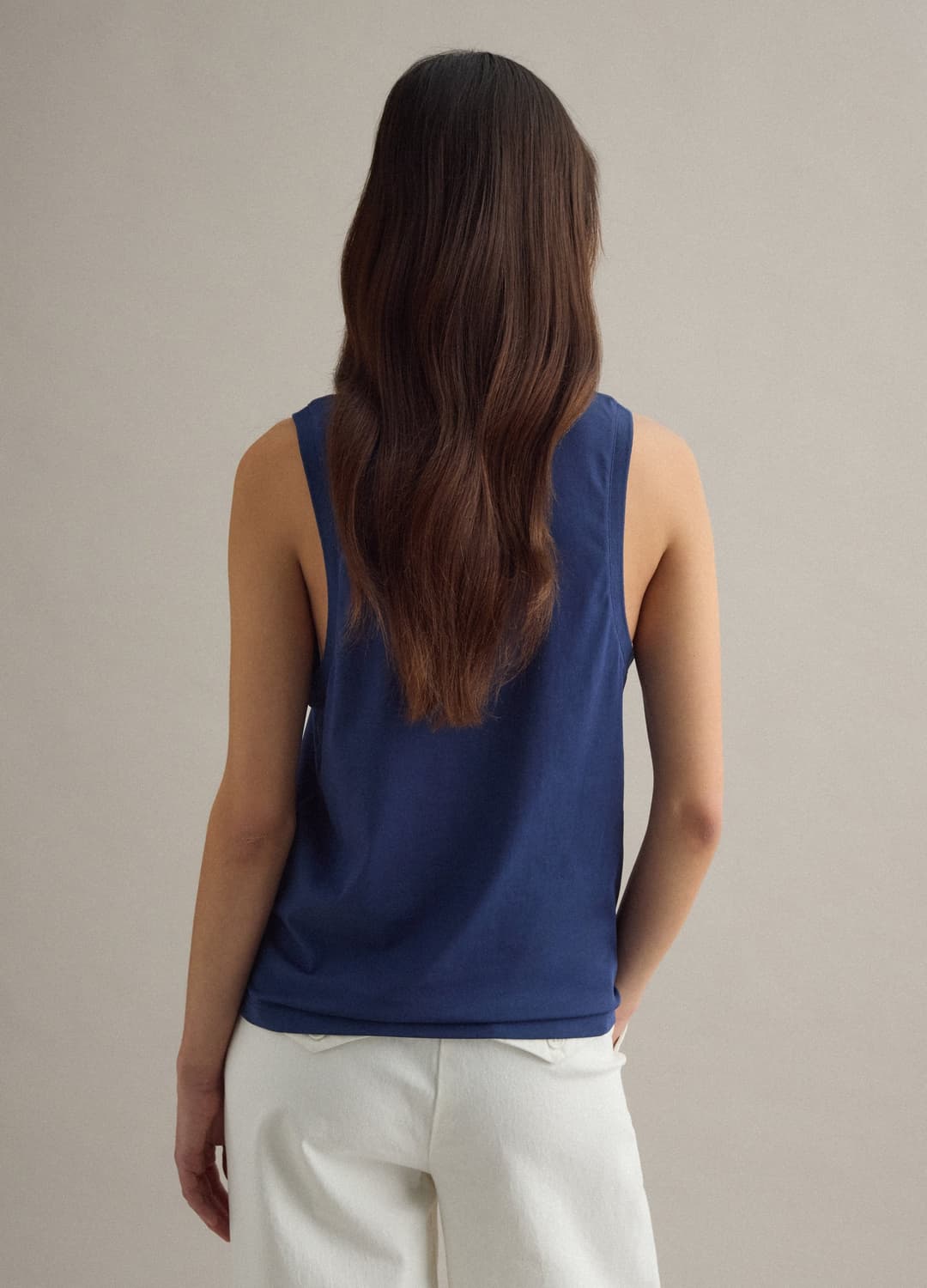 Blaues Tanktop Aus Baumwollmischung Mit V-ausschnitt In Regulärer Passform | OVS Blaues Tanktop Aus Baumwollmischung Mit V-ausschnitt In Regulärer Passform - 2 | OVS