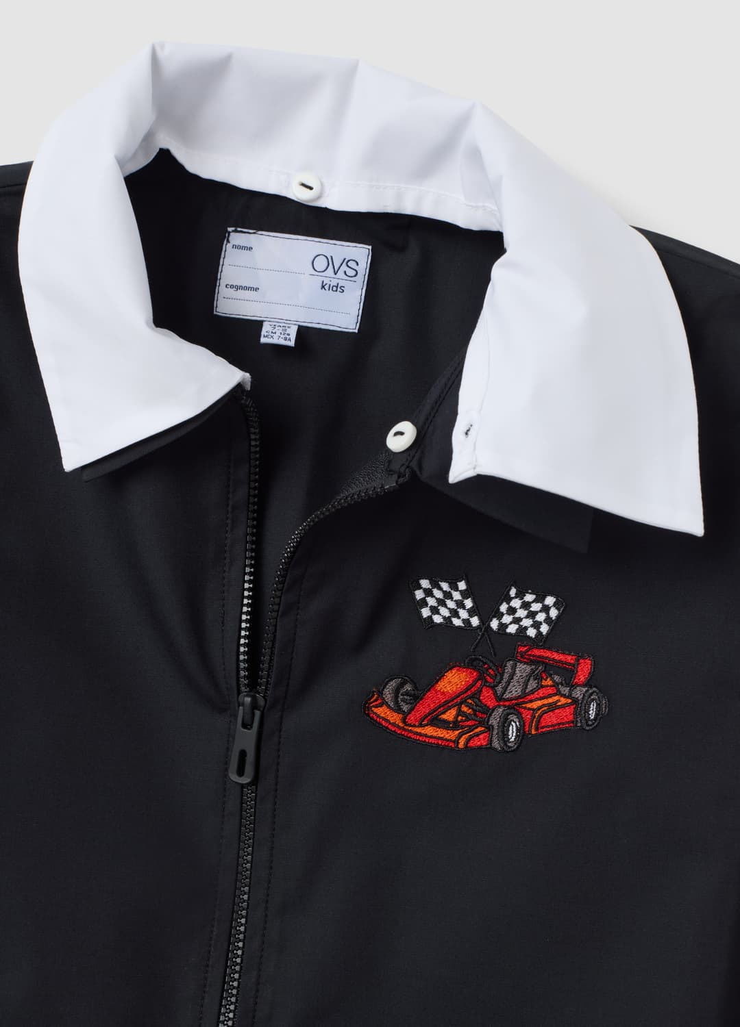 Personalisierbarer Kurzer Schwarzer Schul-kittel Mit Reissverschluss Und Kart-stickerei Für Jungen | OVS Personalisierbarer Kurzer Schwarzer Schul-kittel Mit Reissverschluss Und Kart-stickerei Für Jungen - 2 | OVS