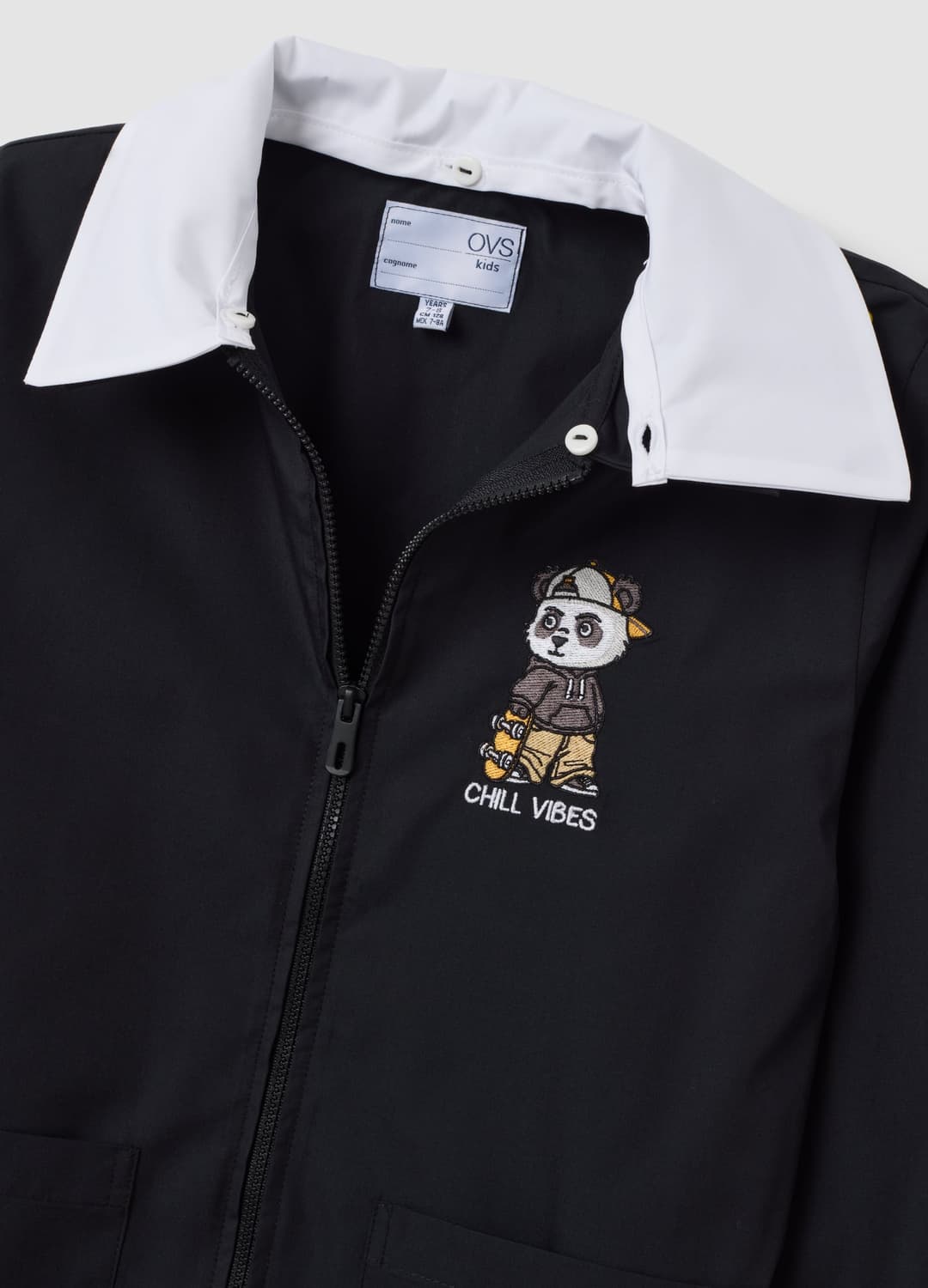 Personalisierbarer Kurzer Schwarzer Schul-kittel Für Jungen Mit Panda-stickerei | OVS Personalisierbarer Kurzer Schwarzer Schul-kittel Für Jungen Mit Panda-stickerei - 2 | OVS