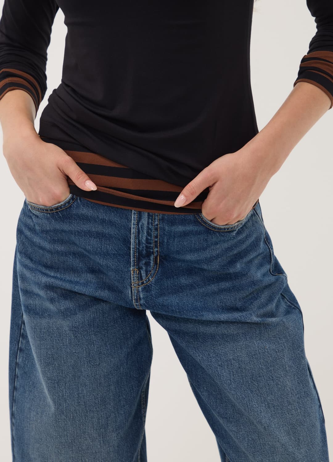 Schwarzes Slim-fit T-shirt Aus Elastischer Viskose Mit Rundhalsausschnitt | OVS Schwarzes Slim-fit T-shirt Aus Elastischer Viskose Mit Rundhalsausschnitt - 2 | OVS