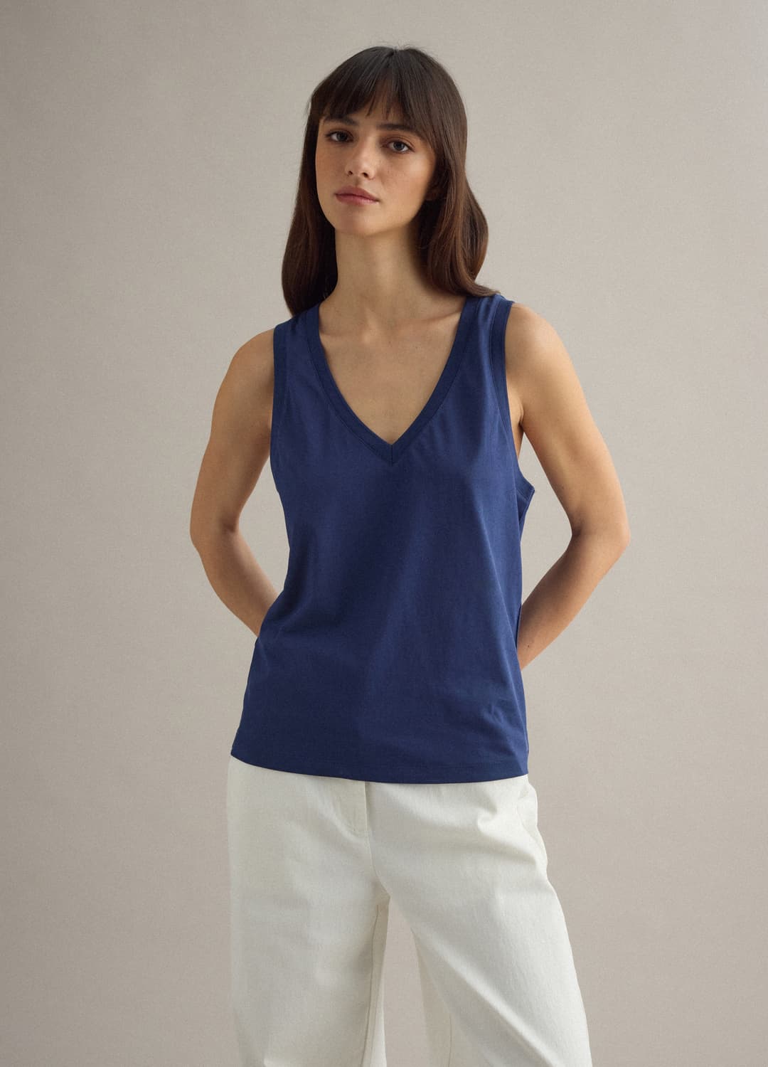 Blaues Tanktop Aus Baumwollmischung Mit V-ausschnitt In Regulärer Passform | OVS Blaues Tanktop Aus Baumwollmischung Mit V-ausschnitt In Regulärer Passform - 3 | OVS