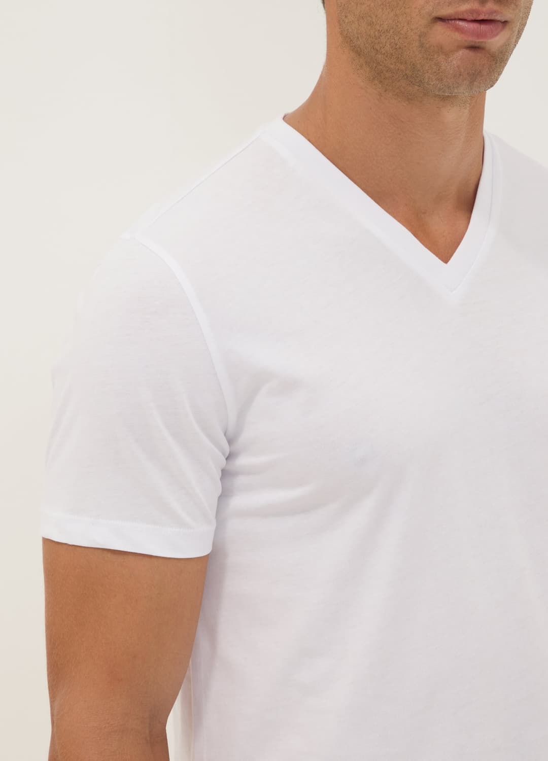 3er-pack Weisse T-shirts Aus Bio-baumwolle Mit V-ausschnitt | OVS 3er-pack Weisse T-shirts Aus Bio-baumwolle Mit V-ausschnitt - 2 | OVS